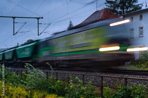 Grüner Güterzug