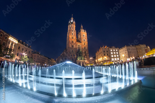 Bazylika Mariacka w Krakowie z fontanną, Rynek Główny, Polska