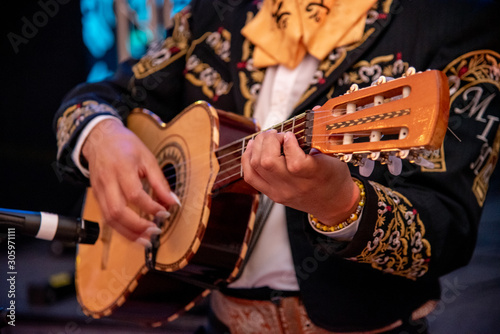 mariachi tocando musica mexicana en fiesta mexicana 