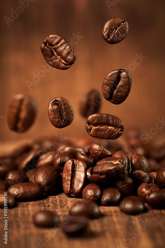 Kaffeebohnen fliegen auf Holztisch