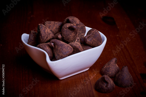 Trufas al cacao en cuenco de porcelana