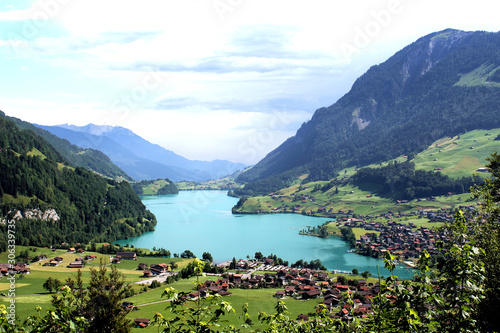 Widok na górskie jezioro w szwajcarskich alpach w Lungern