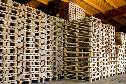 Pallet storage: logistics and shipping