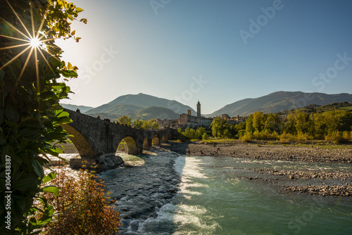 Città di Bobbio con ponte vecchio e fiume Trebbia