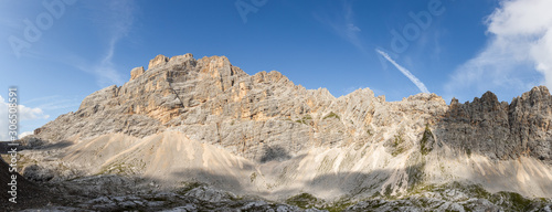 Panorama grupy skalnej Sorapis w Dolomitach. Turystyka wysokogórska - włoskie Alpy.