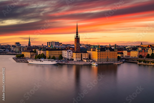 Malowniczy panoramiczny widok Gamla Stan, Sztokholm przy zmierzchem, stolica Szwecja.