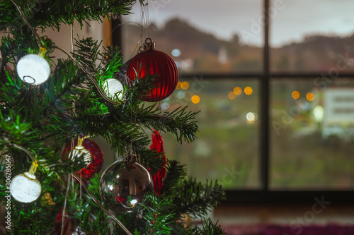Bonita decoração de natal com bolas vermelhas na árvore