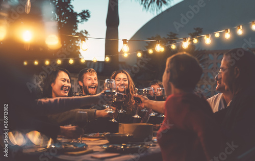 Szczęśliwa rodzinna kolacja i degustacja kieliszków do czerwonego wina podczas kolacji z grilla - Ludzie w różnym wieku i pochodzący z różnych grup etnicznych bawią się razem - Młodzi i starsi rodzice oraz koncepcja zajęć weekendowych