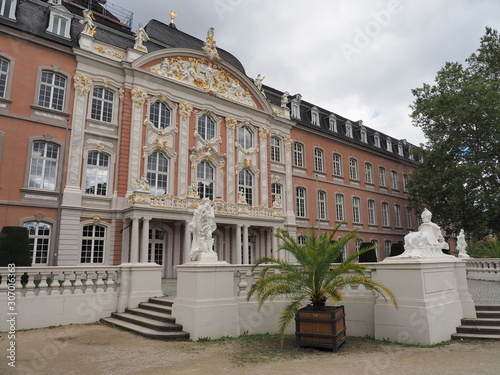 Das Kurfürstliche Palais in der Stadt Trier war vom 17. Jahrhundert bis 1794 Residenz der Trierer Kurfürsten, das heißt der Trierer Erzbischöfe. 