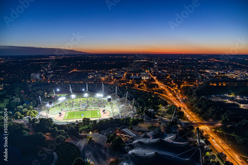 Nächtlicher Blick über München, den Olympiapark und das erleuchtete Olympiastadion