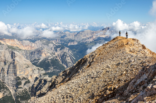 Werówka górska po szczytach. Podziwianie krajobrazu dolomitów po wejściu na Tofanę. 