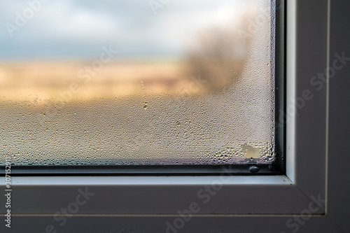 Schimmelbildung durch beschlagene Fensterscheibe durch schlechte Belüftung des Raumes