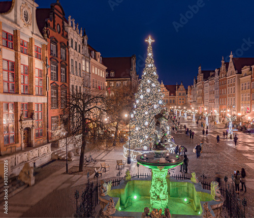 christmas tree in gdansk at night