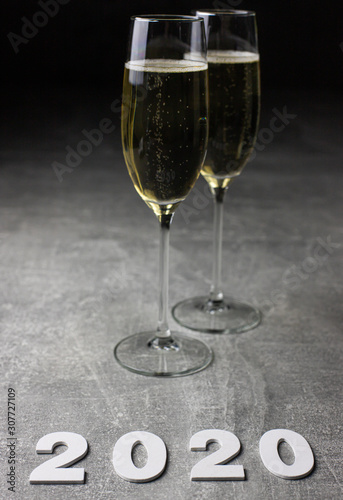 Kieliszki z szampanem na ciemnym tle