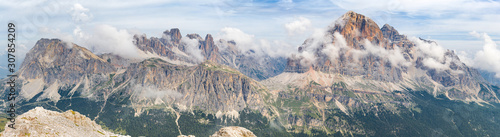 Panorama Dolomitów - góra Lagazuoi i szczyt Tofana di Rozes. Krajobraz południowego Tyrolu.