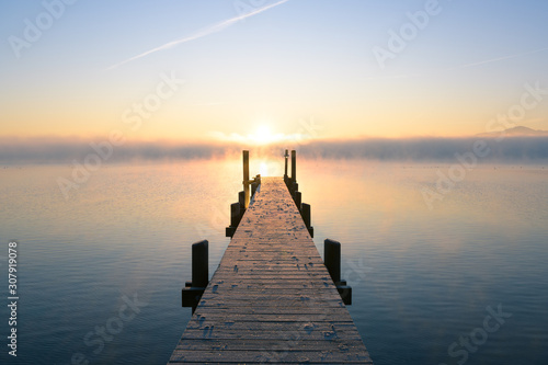 Steg am Chiemsee beim winterlichen Sommeraufgang