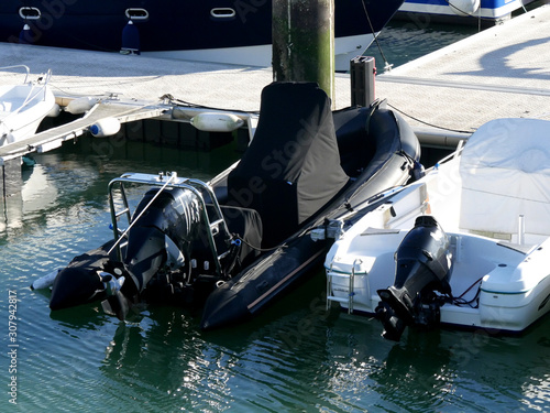 Bateau a coque semi rigide noir