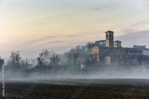 Azienda agricola in Val Padania in una fredda mattinata nebbiosa