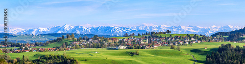 Ausblick auf Scheidegg im Allgäu mit schneebedeckten Alpengipfeln