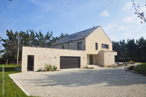 Maison crépi avec garage en briques de parement