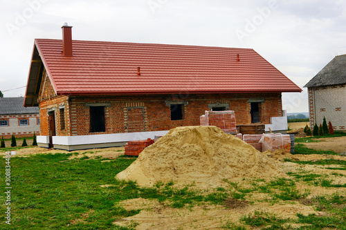 Budowa, remont domu z czerwonej cegły w stylu loft i rustykalnym,