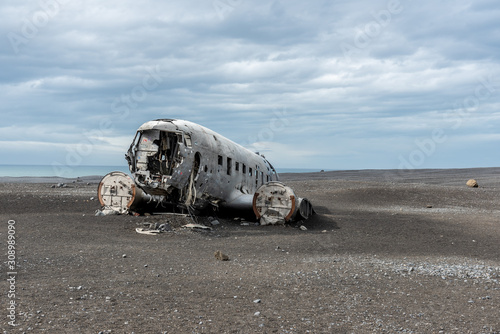 Wrak samolotu na plaży, rozbity amerykański samolot, Islandia