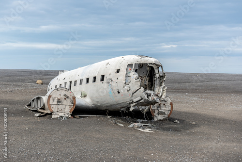 Wrak samolotu na plaży, rozbity amerykański samolot, Islandia