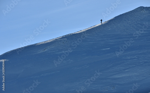 Der Aufsteig eines Skitourengänger am Berg