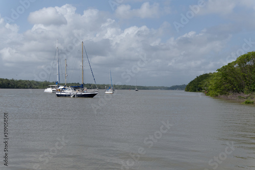 Bateaux sur le fleuve Kourou - port de Kourou - Guyane française