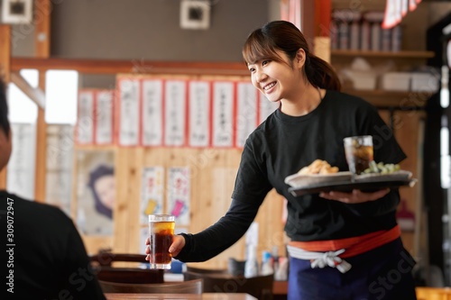 居酒屋で働く女性の求人イメージ