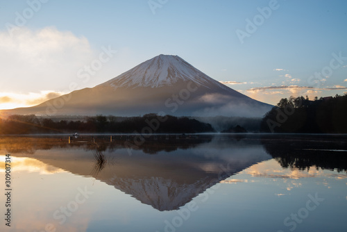 精進湖の朝 日の出と逆さ富士