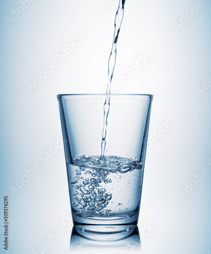 Nalewanie wody do szklanki