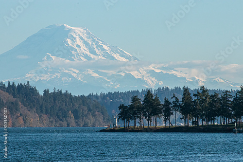 the mount rainer overlooking the puget sound