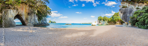 Panoramiczny obraz plaży Cathedral Cove w lecie bez ludzi w ciągu dnia