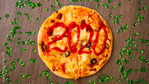 2020 Szczęśliwego nowego roku koncepcja, pizza z numerami 2020 na nim pisanie z keczupem.