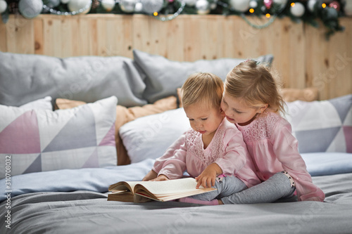 Big sister reads bedtime stories for little sister 2056.