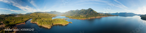 Piękny powietrzny panoramiczny widok na jezioro Kennedy podczas tętniącego życiem słonecznego dnia. Położony na zachodnim wybrzeżu wyspy Vancouver w pobliżu Tofino i Ucluelet, Kolumbia Brytyjska, Kanada.