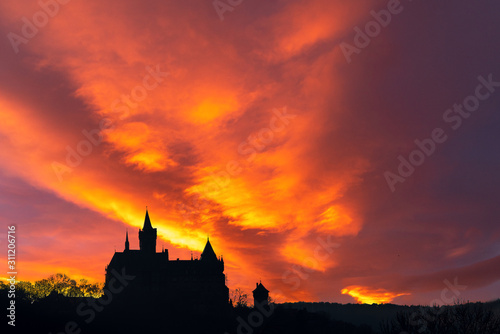 Wernigerode mit Silhouette vom Schloss und feuerrotem Himmel