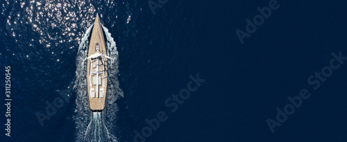 Powietrznego trutnia ultra szeroka fotografia luksusowa żagiel łódź z drewnianym pokładem pływa statkiem ciemnoniebieskiego morze egejskie, Grecja