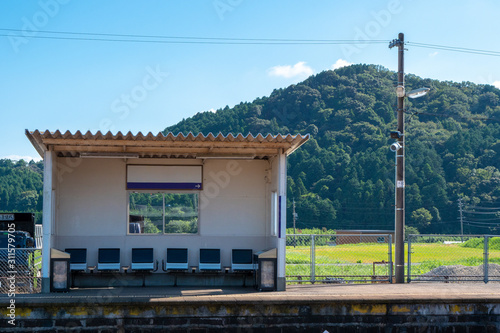 田舎の駅のホーム