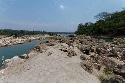 Rzeka Usumacinta na granicy Meksyku i Gwatemali