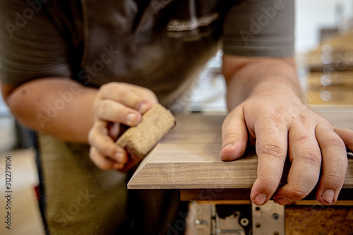 Schreinerei, Handwerker beim schleifen