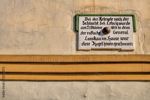 weißenfels, deutschland - hausmauer mit historischer kanonenkugel