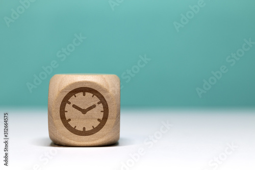 Pictogramme temps / pendule sur cube en bois