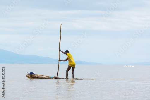 Fisherman, Chamo lake, Naciones, Etiopia, Africa