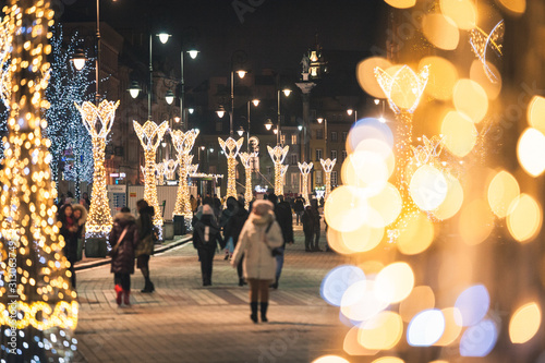 Oświetlenie świąteczne na ulicy w Warsawie nocą