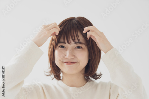 前髪を整える女性