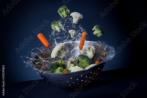 warzywa skaczą suszyć marchew brokuły durszlak woda 
