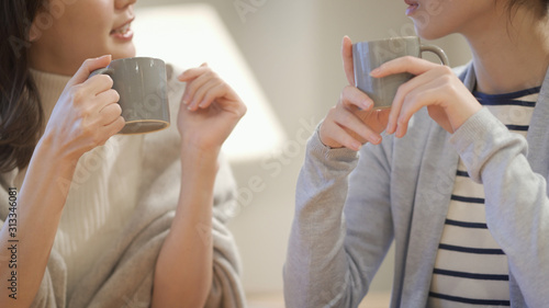 カフェで談笑する二人の女性