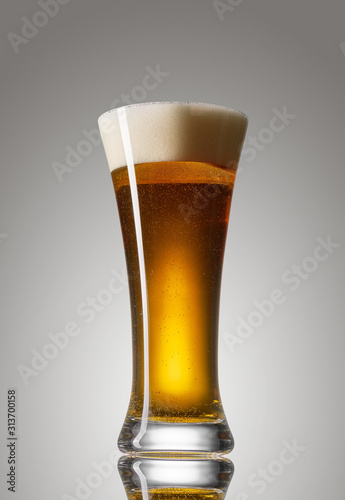Piwo w szklance na gradientowym tle